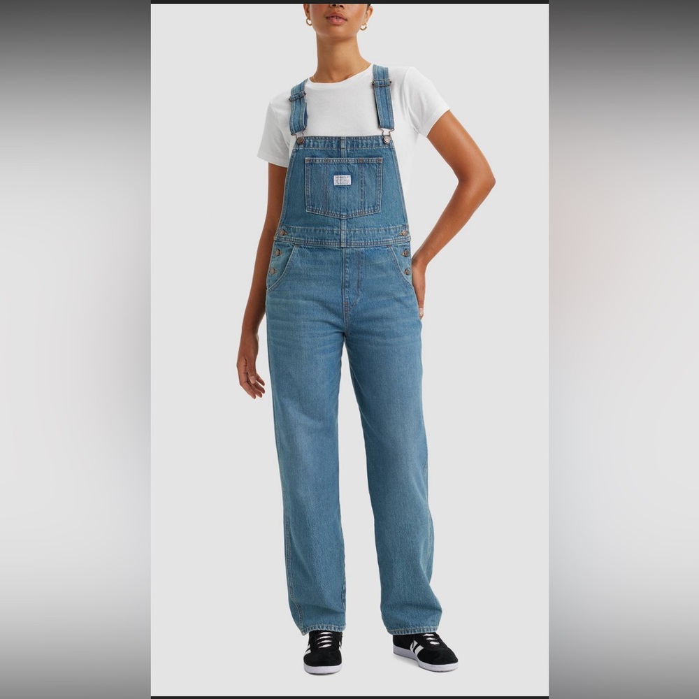 Levi’s vintage overalls
Color: Fresh Perspective
NWT